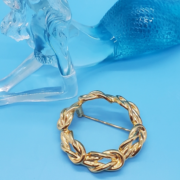 VINTAGE AK Gold tone knot circle brooch pin for lapel scarf knot travel - Picture 2 of 4